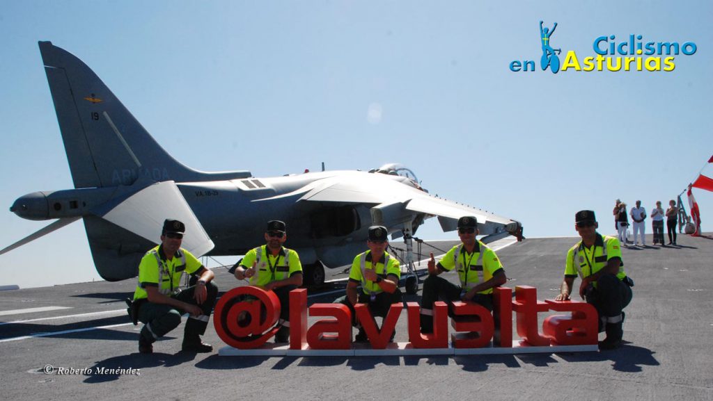 Varios guardia civiles en el portaaviones Juan Carlos I